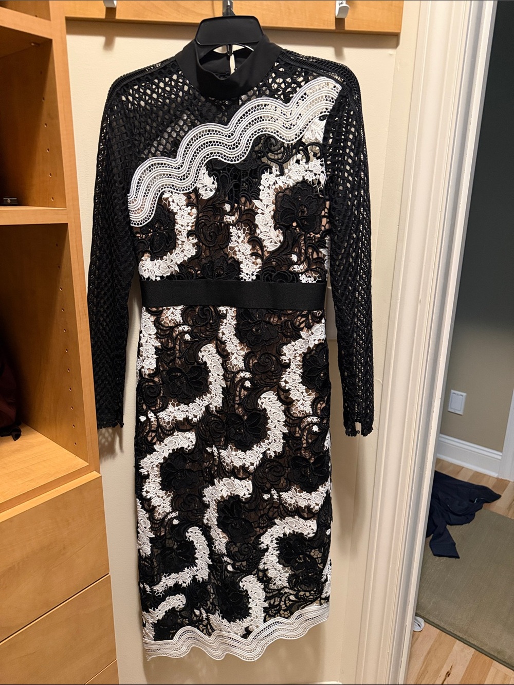 Self-Portrait black and white mixed lace long-sleeve asymmetrical hem lace pane